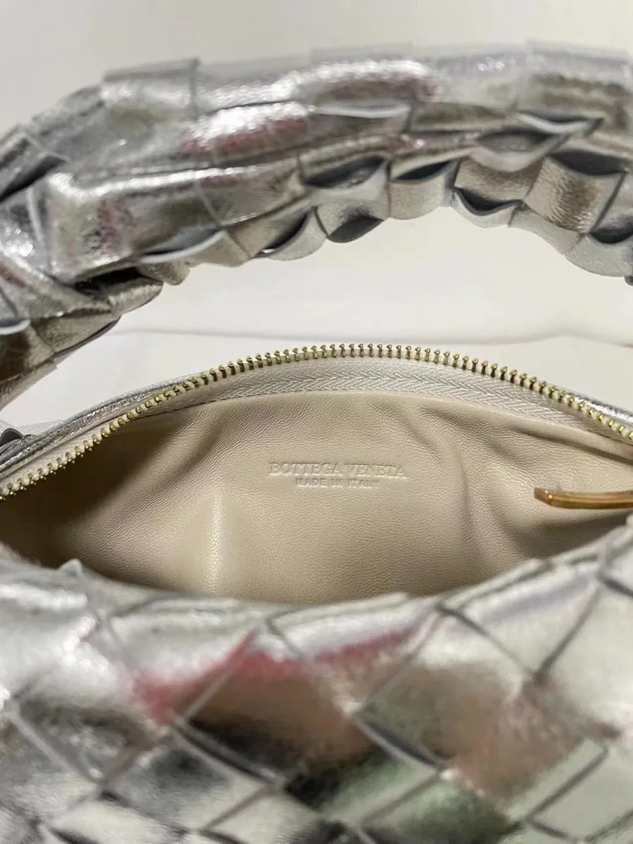 Batch 1200 BV Bottega Veneta's new early spring women's MINI JODIE handbag BV bag 🔥The new method is based on the original rounded corners, knotted with classic woven leather round hobo bag, The most iconic triangular pull-out design, using sheepskin draped soft shape, is super suitable for concave shapes~ Jodie feels really gentle to people, and is definitely the best item for daily matching. It has the same weave, new elements and twists, is compact and versatile, and is the new favorite of street style Internet celebrities! Dimensions: 23x28x8 Model: 6699-1